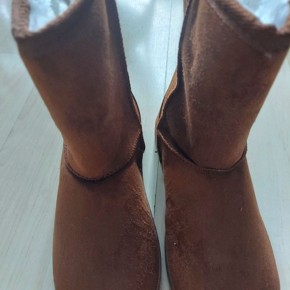 DAWGS microfiber boots. Color Brown. Size 7. Padded with memory foam. - Picture 2 of 9